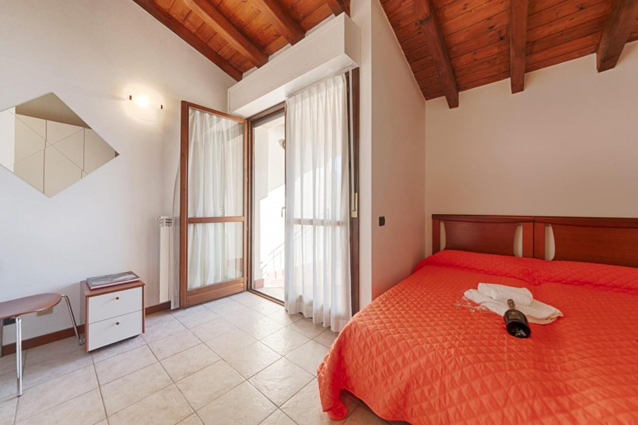 2-Bedroom Lakeview Apartment At The Lake Acquaseria Exteriér fotografie